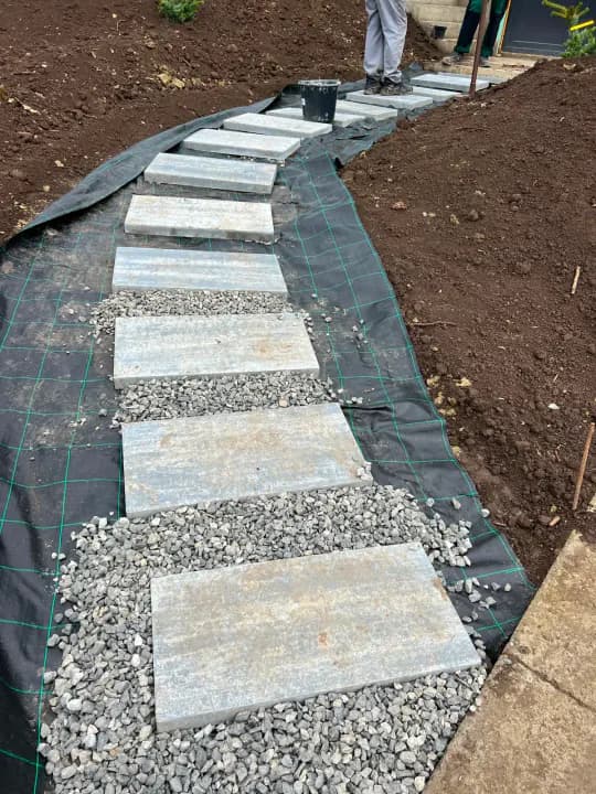 Construcție alee din pavele de piatră pe pantă cu geotextil — curte Iași