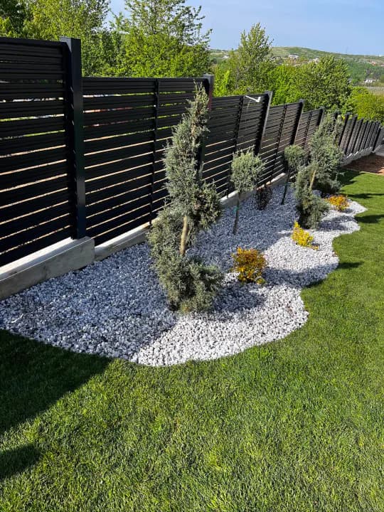 Gard jaluzea pe trepte cu conifere spiral și pietriș decorativ — Iași