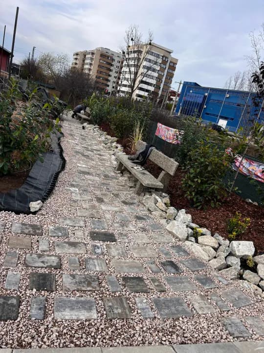 Alee peisagistică din pavele în spațiu verde urban cu bănci — Iași